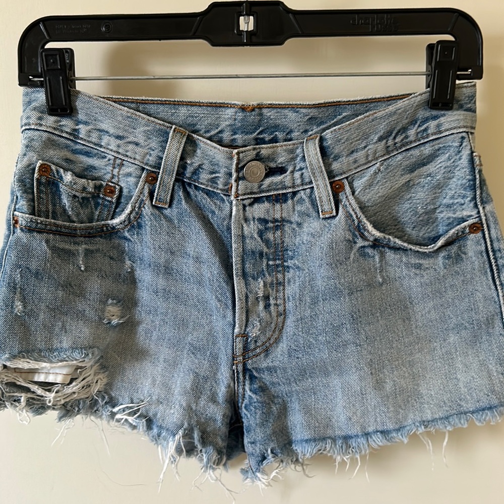 Levi mid waisted jean shorts
